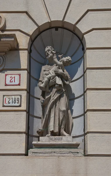 Statue des Hl. Josefs auf der Kirche der Hl. Elisabeth (1745) in BH — Stockfoto