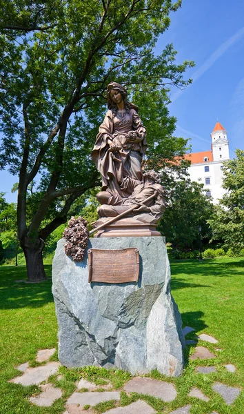 Статуя Святой Елизаветы Венгерской в Братиславском замке — стоковое фото