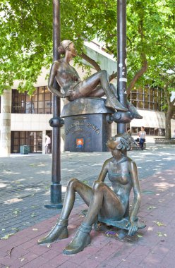 heykeller, bir posta kutusu ile entegre. Bratislava, Slovakya