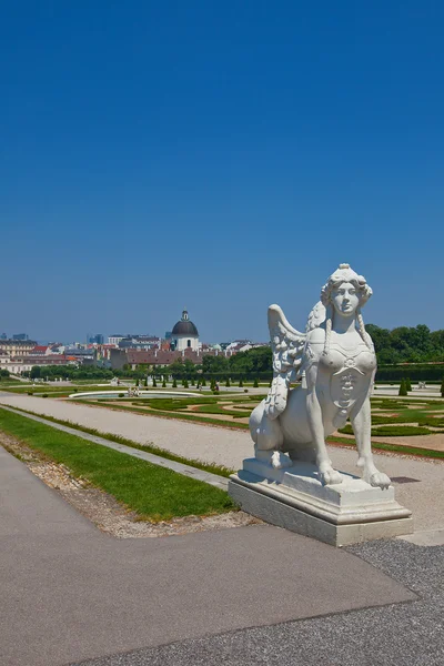 Sphinx sculptuur in belvedere tuin. Vienna, Oostenrijk — Stockfoto
