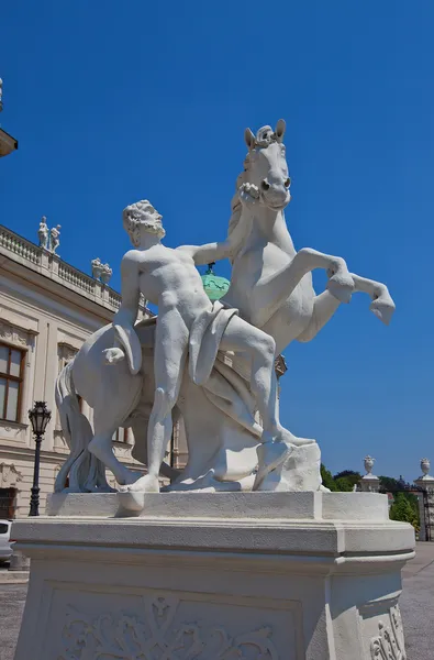 Mann und eine Pferdeskulptur des Belvedere Palastes. Wien, Österreich — Stockfoto
