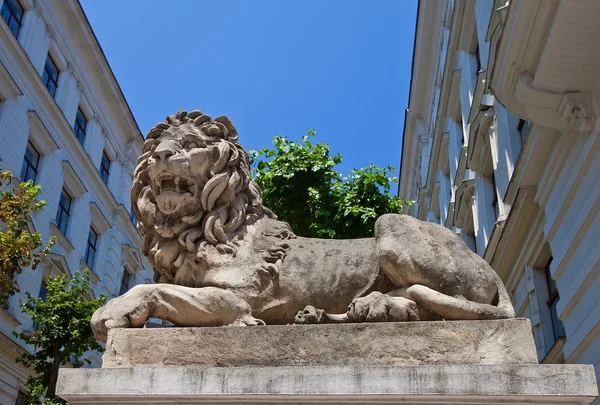 Scultura di un leone in via Belvedere a Vienna, Austria — Foto Stock