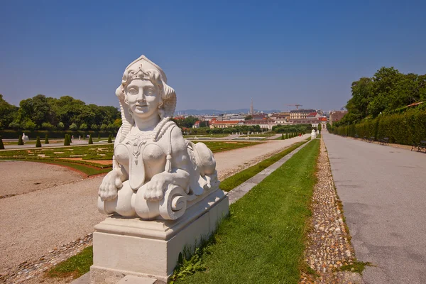 Escultura de esfinge en el jardín Belvedere. Viena, Austria —  Fotos de Stock