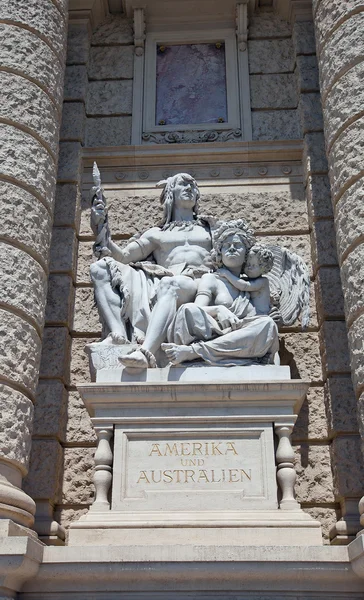 Statue of America and Australia. Natural History Museum in Vienn — Stock Photo, Image