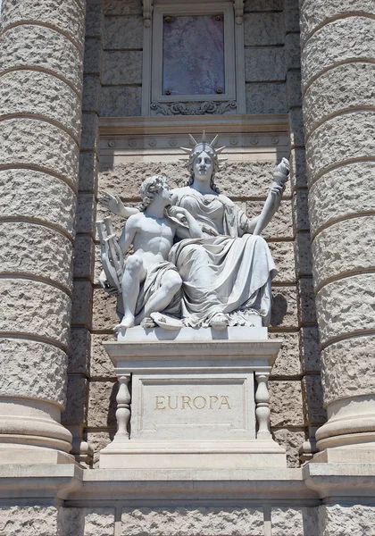 Standbeeld van Europa. Natuurhistorisch museum in Wenen — Stockfoto