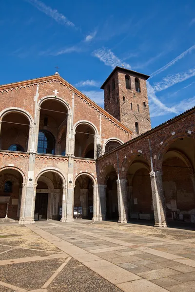 Basílica de Sant Ambrogio (cerca de 1080). Milão, Itália — Fotografia de Stock