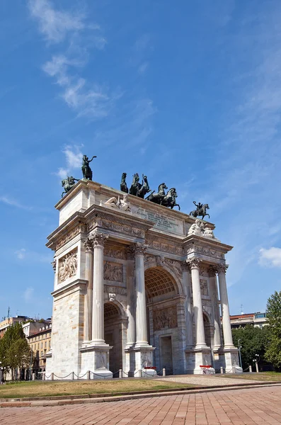 Arco della Pace (XIX sec.) nel Parco Sempione. Milano, Italia — Foto Stock