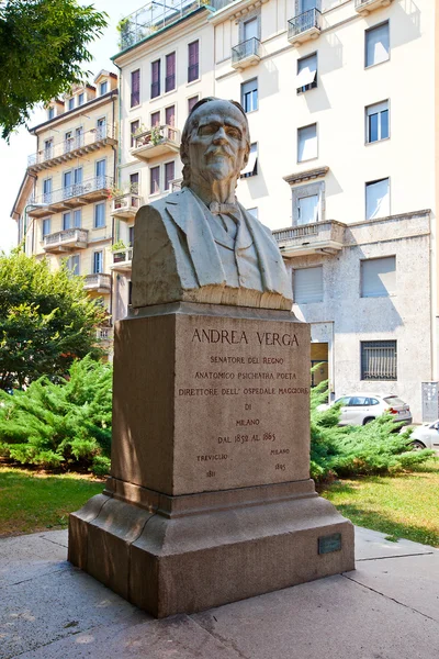 Monumento per psichiatra Andrea Verga. Milano, Italia — Foto Stock