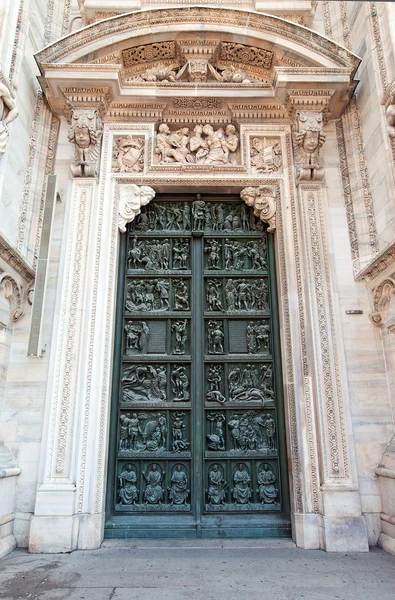 Portas decoradas da Catedral de Milão. (Duomo di Milano ) — Fotografia de Stock