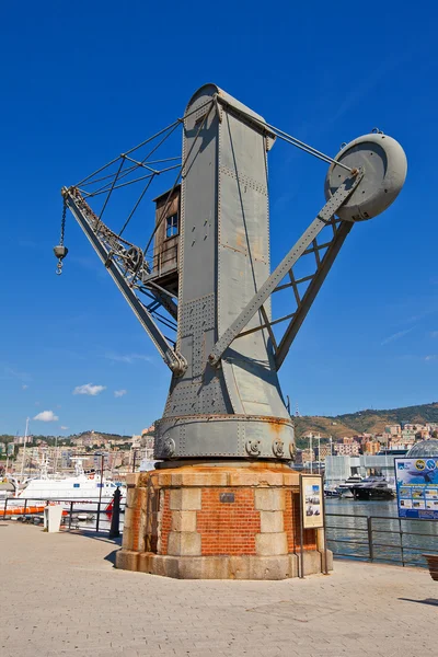 Hydraulický jeřáb (1888). starý přístav, Janov, Itálie — Stock fotografie