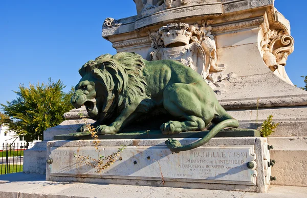 記念碑デュ サントネール (1891 年) のライオンの彫刻。アヴィニョン、フランス — ストック写真