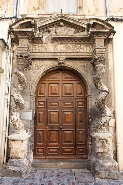 Portaal van hotel de la lauziere (xvii c.). Arles, Frankrijk — Stockfoto