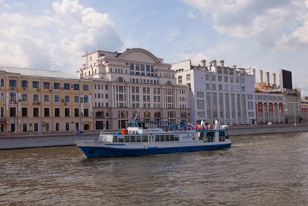 Cruise ship prins Mensjikov på Moskvafloden — Stockfoto