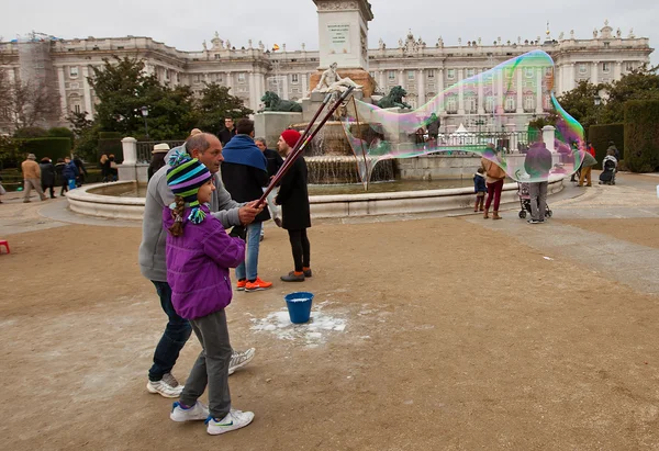 Animador de rua demonstrando enormes bolhas de sabão — Fotografia de Stock