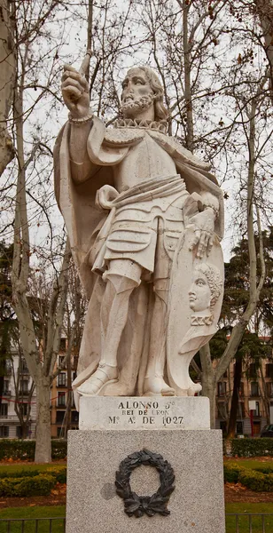 Staty av kung alfonso v (cirka 1753). Madrid, Spanien — Stockfoto