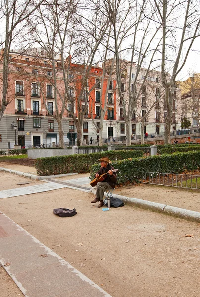 Straßenmusiker spielt Gitarre — Stockfoto