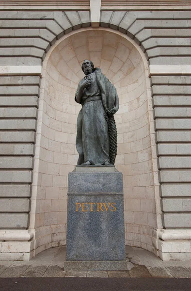 St. peter staty av almudena katedralen. Madrid, Spanien — Stockfoto