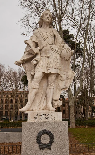 Alfonso III. asturias (1753) dolaylarında Kral heykeli. Madrid — Stok fotoğraf