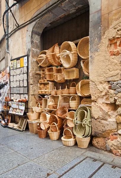 Cestas de mimbre tradicionales en la calle de la ciudad de Segovia, España — Foto de Stock