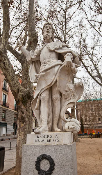Standbeeld van koning ramiro ik (circa 1753). Madrid, Spanje — Stockfoto