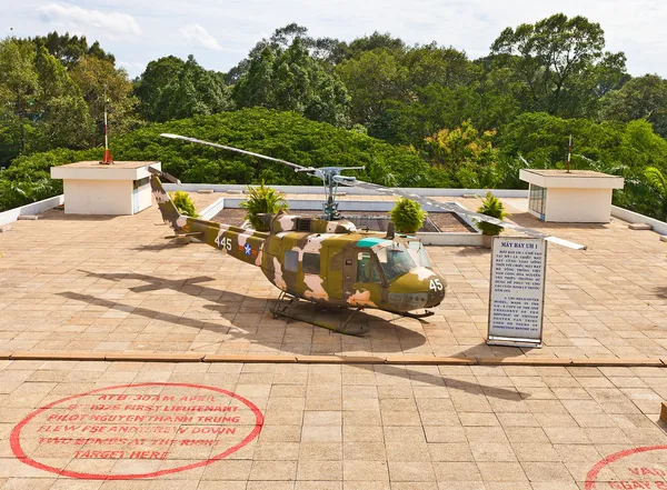 Uh 1 iroquois helikopter. Reunification palace, ho si minh-város — Stock Fotó