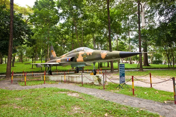 F-5e gevechtsvliegtuigen. hereniging palace, ho chi minh city — Stockfoto