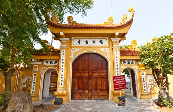 Gates of Tran Quoc Pagoda (1639). Hanoi, Vietnam — Stock Photo, Image