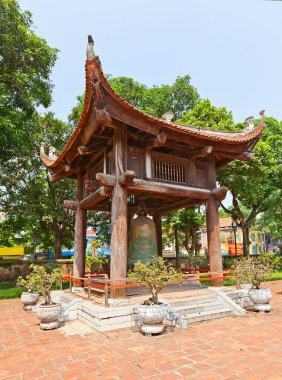 Tapınak edebiyat (yaklaşık 1070) çan kulesinde. Hanoi, vietnam