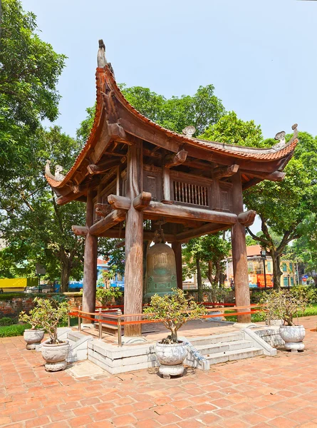 Klokkentoren in de tempel van de literatuur (ca. 1070). Hanoi, vietnam — Stockfoto