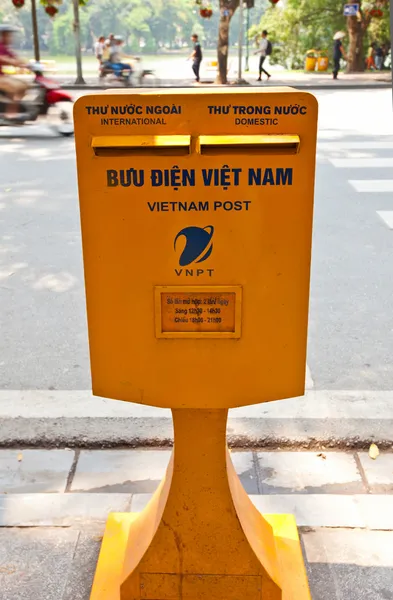 Hanoi, vietnam sokakta sarı postbox — Stok fotoğraf