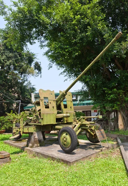 Pistola de 57 mm AZP S-60 no Museu de História Militar, Hanói — Fotografia de Stock