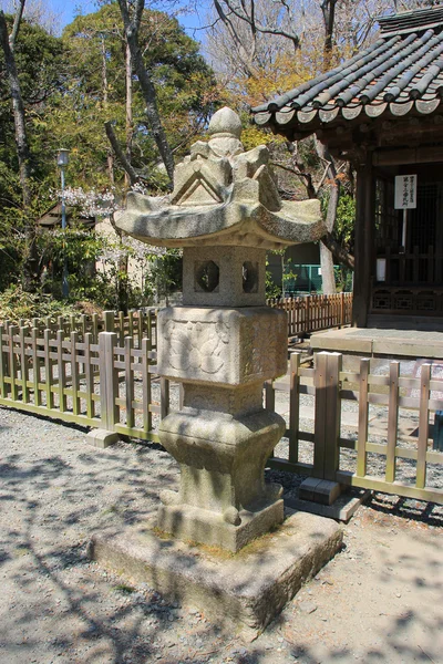 Japansk traditionell sten lykta i stora buddha-templet — Stockfoto