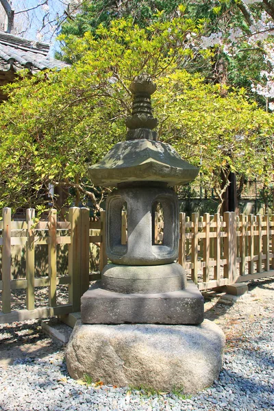 Lanterna di pietra tradizionale giapponese nel grande tempio di Buddha — Foto Stock