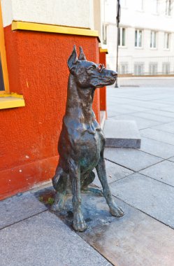 Gözlüklü köpek heykeli