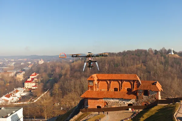 Multicopter sobrevoando o Castelo Superior. Vilnius, Lituânia — Fotografia de Stock
