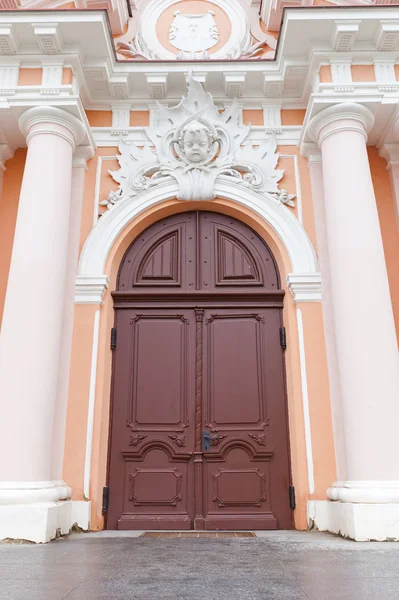 Portal da Igreja de São Casimiro (cerca de 1749). Vilnius, Lituânia — Fotografia de Stock