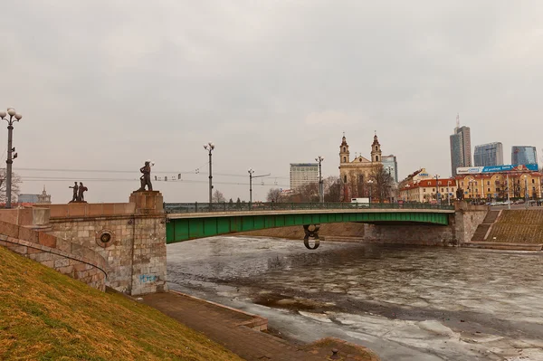 Zielony most nad rzeka Wilia w Wilnie, Litwa — Zdjęcie stockowe