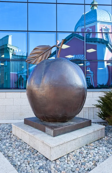 Sculptuur van apple. Koersk, Rusland Rechtenvrije Stockafbeeldingen