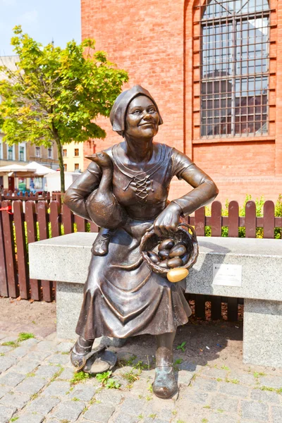 Markt vrouw standbeeld, torun, Polen — Stockfoto