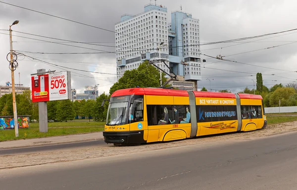 Gul spårvagn i kaliningrad, Ryssland — Stockfoto