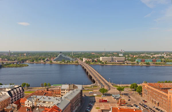 Uitzicht op de rivier daugava in riga, Letland — Stockfoto