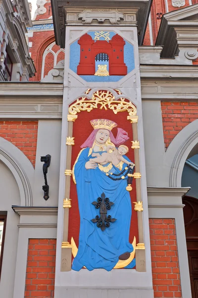 Madonna z dzieckiem. Dom Czarnogłowych, Ryga, Łotwa — Zdjęcie stockowe