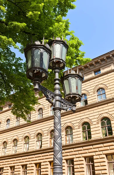 Lampadaire à l'ancienne à Riga, Lettonie — Photo