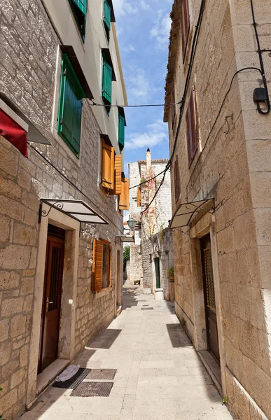 Smalle middeleeuwse straat in trogir, Kroatië — Stockfoto