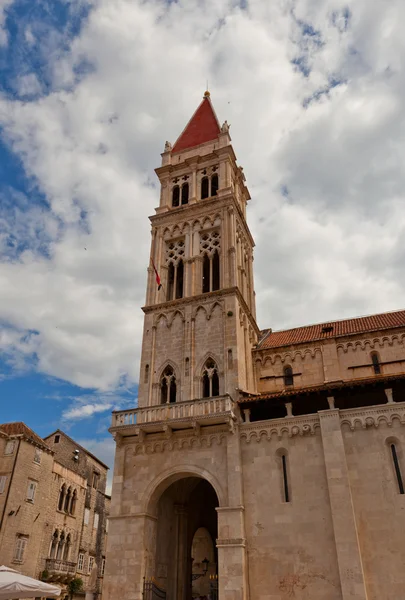 Klocktornet (xvi c.) i st lawrence katedralen. Trogir, Kroatien — Stockfoto