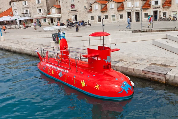 Červené polo-ponorka v trogir, Chorvatsko — Stock fotografie