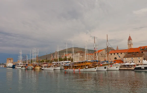 Segelbåtar på waterfront i trogir, Kroatien — Stockfoto