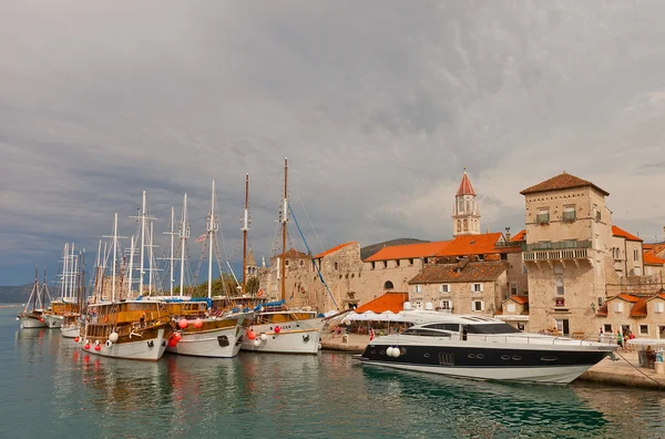 Jachten waterkant van trogir, Kroatië — Stockfoto