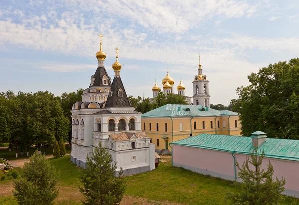 Gebouwen van kremlin dmitrov, Rusland — Stockfoto