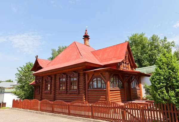 Casa de madeira em Dmitrov, Rússia — Fotografia de Stock